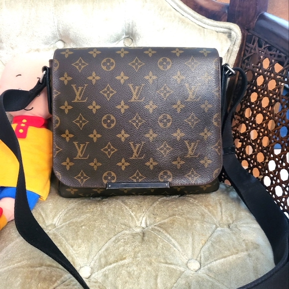 Louis Vuitton Handbags - Authentic Louis Vuitton monogram messanger bag